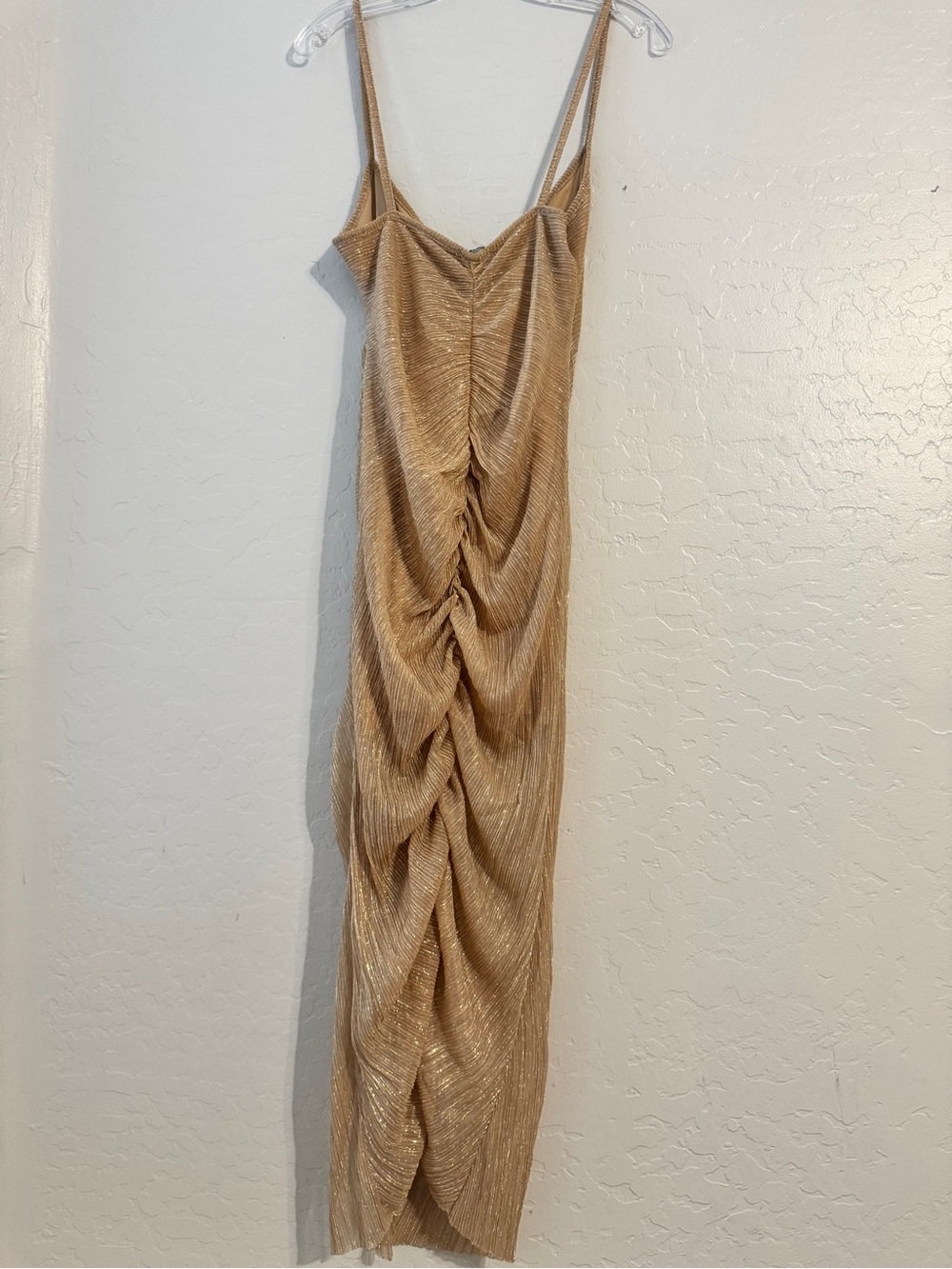 👗NWT PrettyLittleThing Gold Ruched Glitter V-Neck Strappy Midi Slip Dress 10